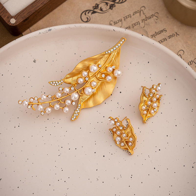 Pearl Leaf Golden Corsage Earrings